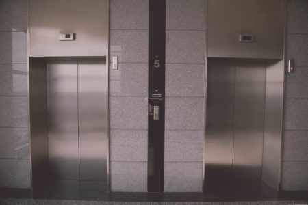 TRAGEDIJA U PEĆI KAO IZ HOROR FILMA Muškarac popravljao lift koji je počeo da se kreće, pa poginuo