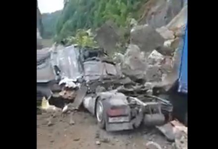 KLIZIŠTE UZROKOVALO JEZIVU NESREĆU U TURSKOJ Stijene se obrušile na kamione na cesti, poginula jedna osoba (VIDEO)