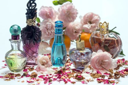 IZNENADIĆE VAS KAKO SU OPISALI MIRIS Ovaj parfem je postao toliko popularan da se na listi čekanja nalazi više od 100 hiljada ljudi