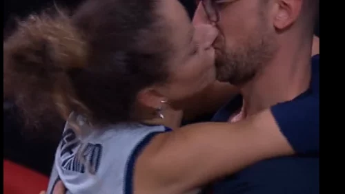 FILMSKA SCENA NA TERENU Selektor Srbije usred slavlja strastveno zagrlio i poljubio odbojkašicu Italije (VIDEO)