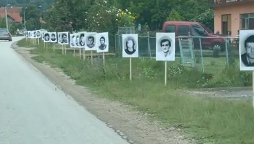 PUT POPLOČAN KRVAVIM I GORKIM USPOMENAMA Fotografije ubijenih Srba postavljene pored ceste koja vodi do Potočara (VIDEO)
