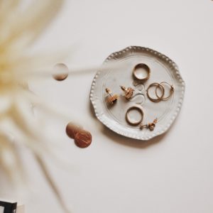 TRIK KOJI DOSLOVNO „ZLATA VRIJEDI“ Neka vaš nakit ponovo zablista uz pomoć domaće smjese