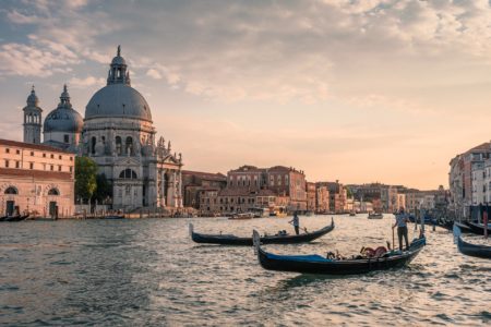 ITALIJANI UVODE NOVI SISTEM ZA KONTROLU MASOVNE NAJEZDE TURISTA Venecija će od 2023. godine naplaćivati ulaz u grad za jednodnevne posjetioce