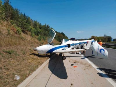 OTKAZAO MOTOR Avion prinudno sletio na auto-put u Sloveniji (FOTO)
