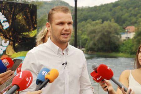 DRAŠKO STANIVUKOVIĆ ZAKITIO MUZIČARE SA 100 KM Zapjevali mu omiljenu pjesmu, gradonačelnik pokazao da je široke ruke (FOTO/VIDEO)