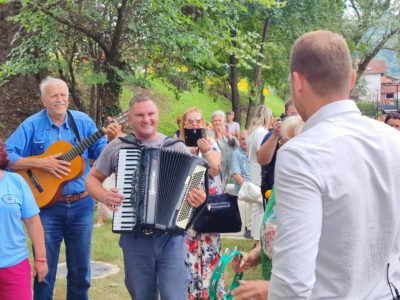DRAŠKO STANIVUKOVIĆ ZAKITIO MUZIČARE SA 100 KM Zapjevali mu omiljenu pjesmu, gradonačelnik pokazao da je široke ruke (FOTO/VIDEO)