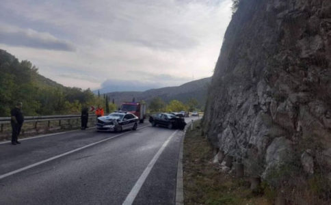 SAOBRAĆAJKE KOD MOSTARA Automobil udario u brdo, a nakon dolaska policije na patrolno vozilo naletio BMW