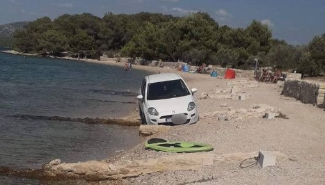 BAHATO PONAŠANJE Turista na otoku Murter u Hrvatskoj parkirao automobil skoro u plićaku