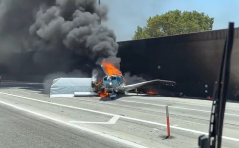 HAOS U KALIFORNIJI Avion se srušio na auto-put i zapalio (VIDEO)