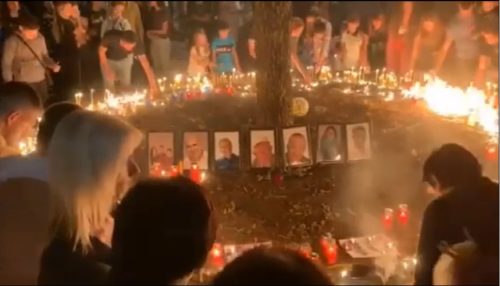 U TIŠINI I SA BOLOM Građani paljenjem svijeća odali počast nevino stradalim Cetinjanima (VIDEO)