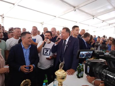 TRADICIJA SE PONAVLJA Dodik zapjevao na Kočićevom zboru, domaćin mu naručio pjesmu, a SNSD-ovce dočekali i pokloni (FOTO/VIDEO)