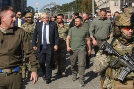 BORIS DŽONSON SA ZELENSKIM U KIJEVU Velika Britanija obećala dodatnu pomoć Ukrajina