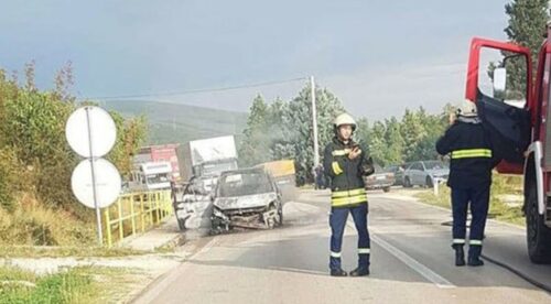 Izgorio auto na putu, požar obustavio saobraćaj