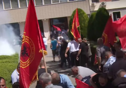 NOVE PROVOKACIJE ŠIPTARA Provozali se i mahali zastavama terorističke OVK kroz Vrbovac