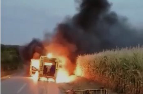 HAOS KOD VUKOVARA Planulo vozilo hitne pomoći, požar se proširio na nisko rastinje (VIDEO)