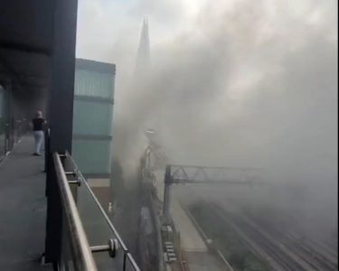 VATRENA STIHIJA U LONDONU OBUZDANA Veliki požar u centru grada pod kontrolom (VIDEO)