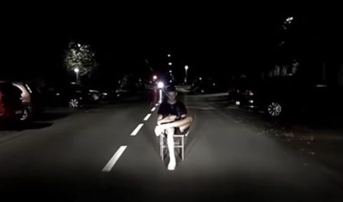 ŠOKIRANI VOZAČ PODIJELIO VIDEO Tinejdžer u Osijeku sjedio u mraku nasred ceste, uz podsmijeh ustao i odšetao se nakon zaustavljanja vozila u posljednji tren