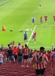 SKANDAL NA UTAKMICI Mario Hermoso krenuo fizički da se obračuna s navijačima (VIDEO)