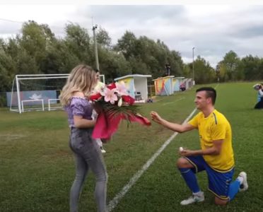 DA ZA ZAUVIJEK! Prvotimac Omladinskog fudbalskog kluba Brdo pred saigračima i navijačima zaprosio djevojku (VIDEO)