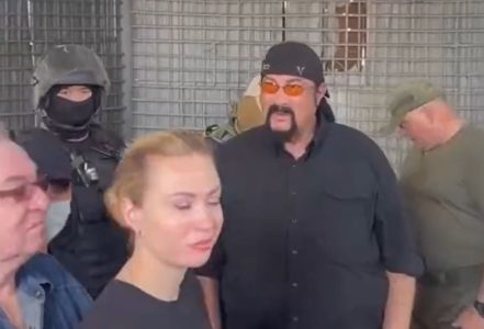 HOLIVUDSKA ZVIJEZDA U POSJETI RATNIM ZAROBLJENICIMA Stiven Sigal snima dokumentarac o ratu u Donbasu (VIDEO)