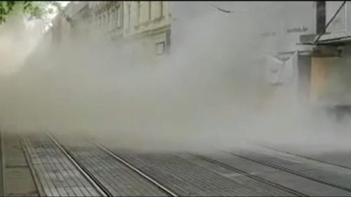 ZA DLAKU IZBJEGNUTA NESREĆA Urušio se dio zgrade u centru Zagreba, cigle pale na tramvajske šine (VIDEO)