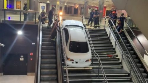 ZAPEO NA STEPENICAMA Ukradenim automobilom zalutao u zgradu madridskog metroa (VIDEO)