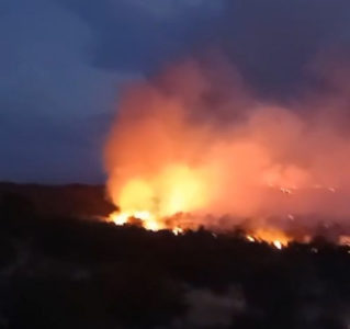 VJETAR POGORŠAVA SITUACIJU, PROGNOZE NEIZVJESNE Požar kod Neuma proširio se na selo Hutovo, aktivan helikopter Oružanih snaga BiH