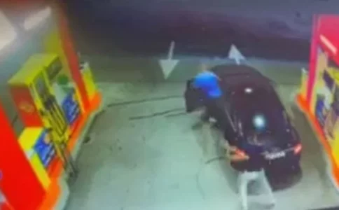 ODIGRALA SE PRAVA DRAMA Pogledajte snimak nevjerovatnog pokušaja krađe automobila na pumpi u BiH (VIDEO)