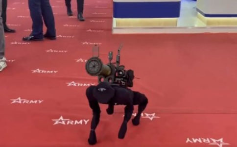 NOVO ORUŽJE Rusija pokazala robota-psa, na leđima mu je proturaketni bacač (FOTO)