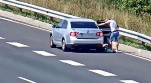 POTEZ OPASAN PO ŽIVOT Šokantan video iz Slovenije, otac sina izvadio iz automobila na sred auto-puta (VIDEO)