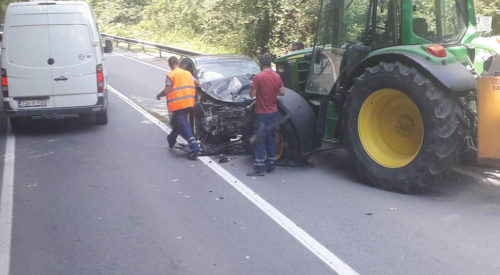 TEŠKA SAOBRAĆAJKA KOD KLADNJA Sudarili se traktor i automobil, vozilo smrskano