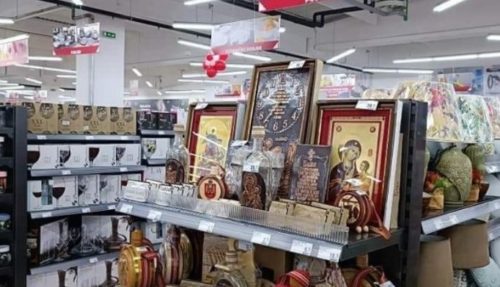 IKONE PRODAJU NA ODJELU POSUĐA Građani Istočnog Sarajeva ogorčeni najnovijom ponudom supermarketa: Zamislite da u crkvi kupujete deterdžent za suđe (FOTO)