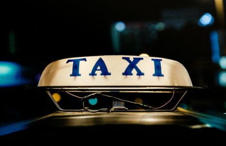 Britanka rodila u taksiju, pa dobila račun za čišćenje vozila