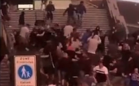 ŽESTOK SUKOB Tuča navijača Tventea i Fiorentine u Enšedeu (VIDEO)