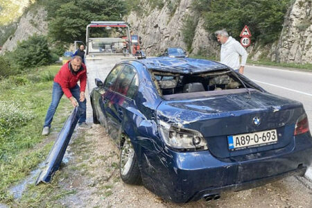 BMW-om SLETIO U NERETVU Ronioci izvlačili auto iz 15 metara dubine (FOTO)