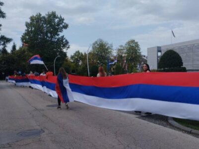BANJALUKOM SE VIJORILA TROBOJKA OD STO METARA Povodom Dana srpskog jedinstva, slobode i nacionalne zastave, građani ponosno prodefilovali gradom na Vrbasu (FOTO)