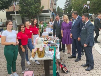 „VELIKO JE SRCE NAŠE DJECE“ Dodik posjetio humanitarni bazar mladih u Bratuncu, prikupljena pomoć namijenjena Tijani Radović koja boluje od leukemije (FOTO)