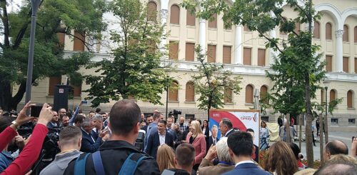 SNSD ZALIJEPIO PRVI PLAKAT Dodik i Đajić zagrljeni pred Palatom predsjednika (FOTO/VIDEO)