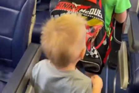 NAJSLAĐA STVAR KOJU ĆETE DANAS VIDJETI Dječak oduševio sve putnike u avionu (VIDEO)