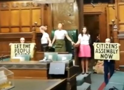 BRITANSKI PARLAMENT Šest aktivista upalo u salu, zalijepili se super-ljepilom za stolicu predsjedavajućeg (VIDEO)