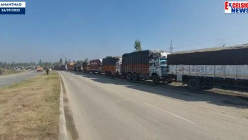 ZBOG RADOVA NA AUTO-PUTU U Indiji blokirano 8.000 kamiona sa voćem (FOTO/VIDEO)