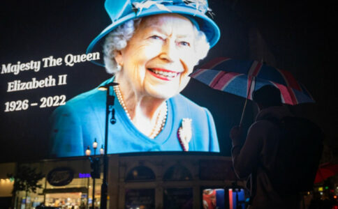 DRUŠTVENE MREŽE SE USIJALE Bivši engleski reprezentativac na udaru britanske javnosti zbog tvita o kraljici Elizabeti II