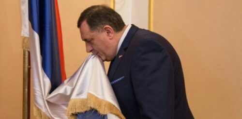DAN SRPSKOG JEDINSTVA, SLOBODE I NACIONALNE ZASTAVE Dodik: Ponosan sam i srećan što se srpska trobojka danas vijori svuda gdje živi srpski rod