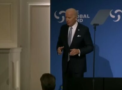 NOVI BAJDENOV GAF Američki predsjednik „ne zna gdje je lijevo“ – izgubio se na bini, pa tražio pomoć publike (VIDEO)