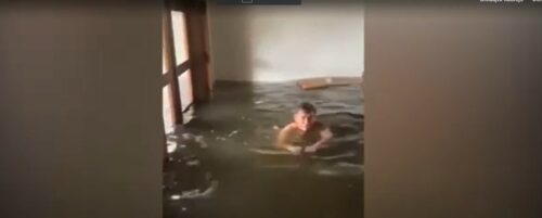 NESVAKIDAŠNJI SNIMAK SA FLORIDE Čovjek pliva u svojoj kući nakon udara uragana (VIDEO)