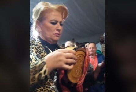 ĆANA POTEZOM ODUŠEVILA NACIJU Pjevačica „potegla“ rakiju iz čuture, fanovi komentarisali: To Srbendo (VIDEO)