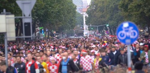 URNISANJE PO CENTRU GRADA OSTAVILO AUSTRIJANCE U ŠOKU Ponašanje hrvatskih navijača zaprepastilo Bečlije