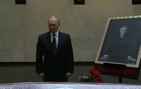 PUTIN SE OPROSTIO OD GORBAČOVA Na otvoren kovčeg položio veliki crveni buket ruža (VIDEO)