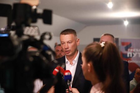 DNS U UGLJEVIKU Nešić i Jovičić razgovarali sa građanima i poručili: „Republika Srpska je nedjeljiva“