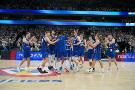 HRVATI NAMJESTILI AZURE NA PUT ORLOVA Srbija igra protiv Italije u osmini finala Evrobasketa ako večeras pobjedi